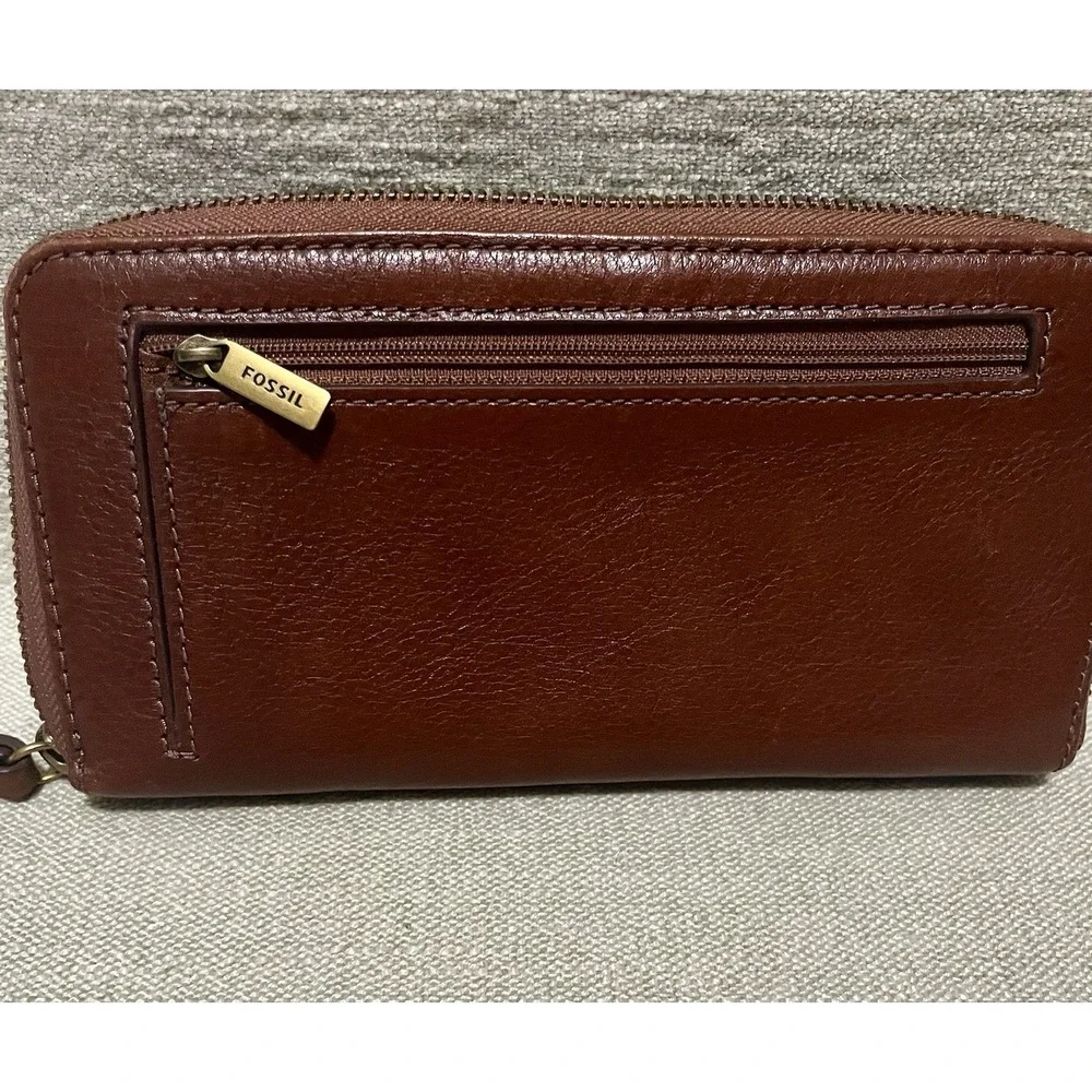 Fossil Brown Leather Wristlet Wallet Zip Around Purse Credit Cards Travel 137623